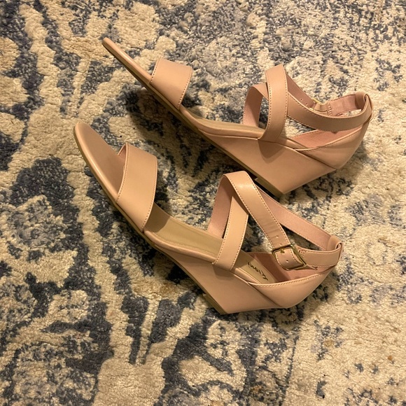 Fioni small wedge strappy shoe blush pink 9 1/2W - Picture 1 of 3